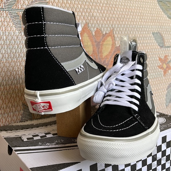 Vans WMNS Skate Sk8-Hi
Reflective Black/Grey
VN0ASFCCN42
Sneakers - Picture 10 of 16